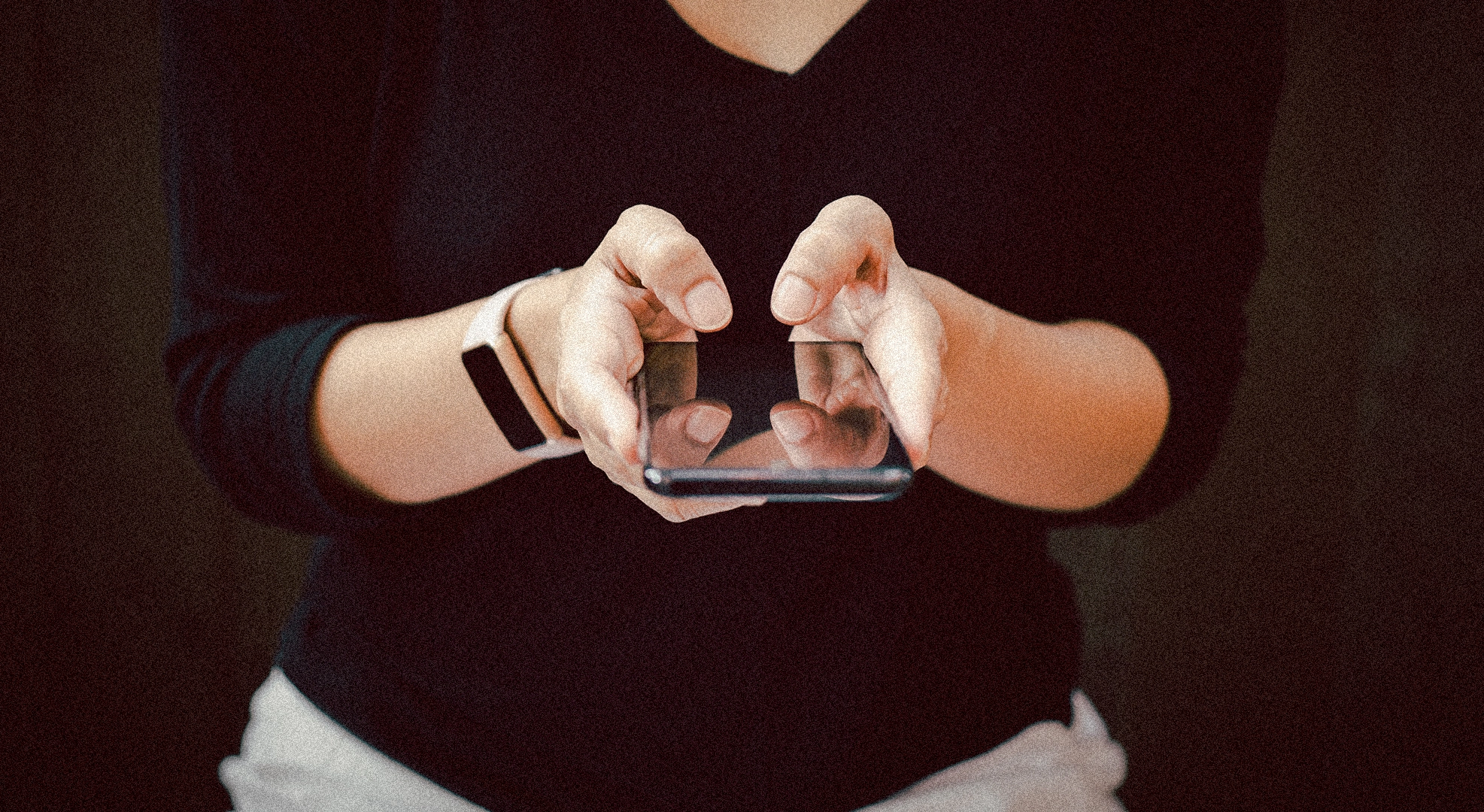 Mujer usando el móvil para bloquear a una persona durante el contacto cero.